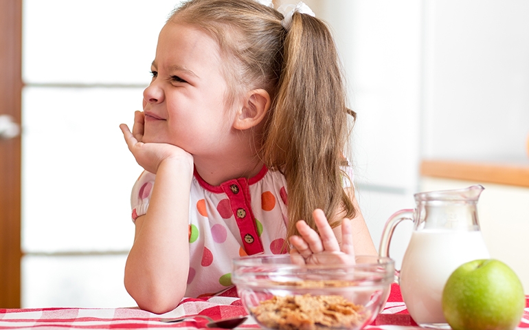 Përse fëmija juaj nuk dëshiron të hajë dhe si ta trajtojmë këtë