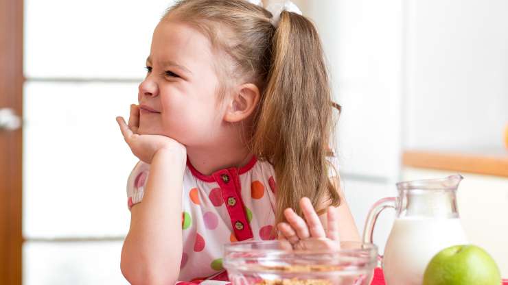 Зошто вашето дете не сака да јаде и како да се справите со тоа