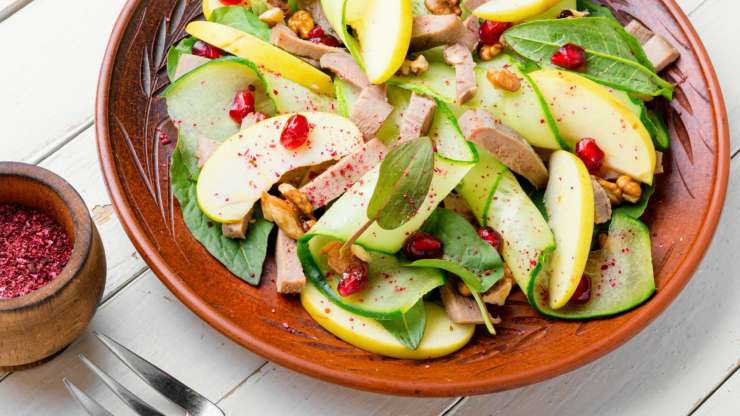 Sallatë me dardha dhe arra të karamelizuara